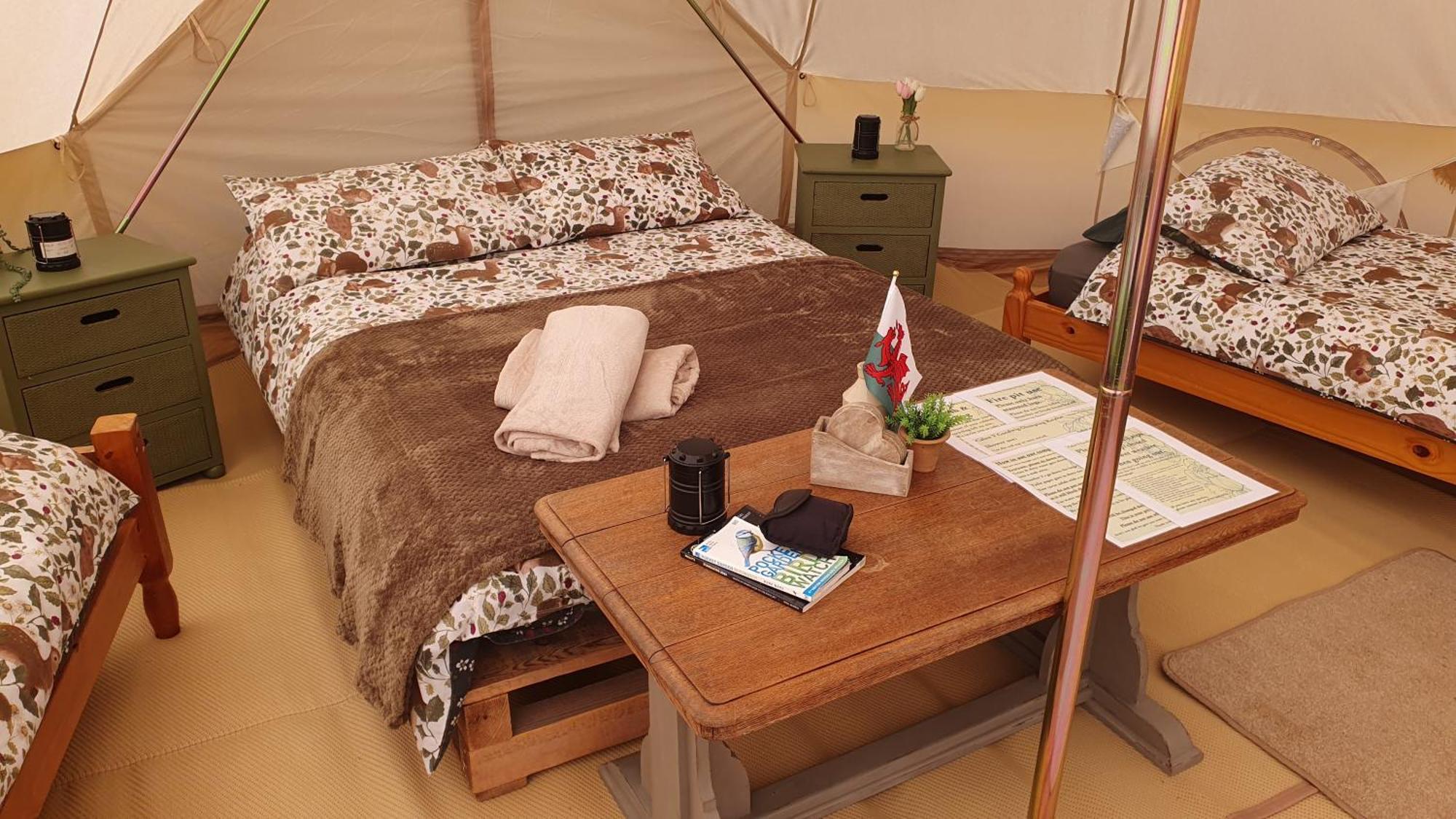 Calon Y Goedwig Glamping Hotel Ландоувъри Екстериор снимка